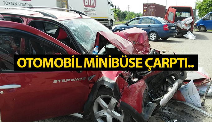 Otomobil Minibüse Çarptı : 1 Yaralı