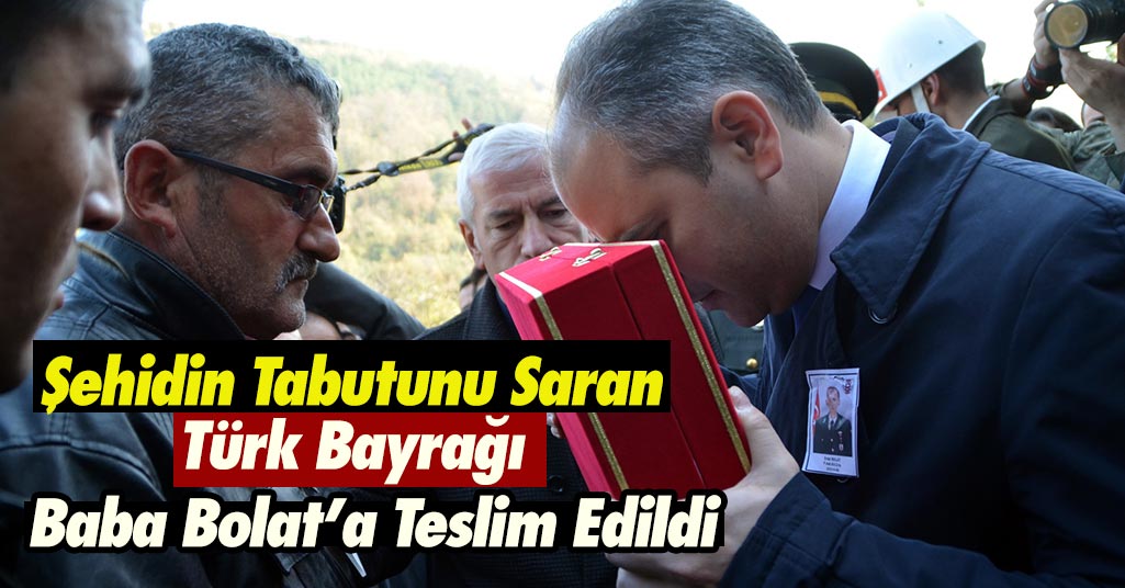 Acılı Baba Türk Bayrağını Teslim Aldı
