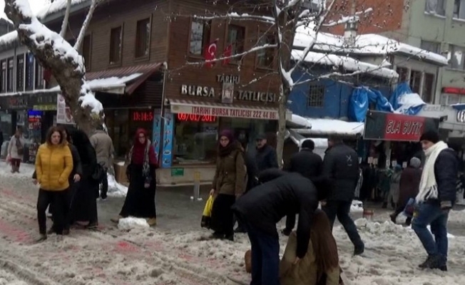 Buz pistine dönen kaldırımlarda Bursalılar zor anlar yaşadı...(ÖZEL HABER)