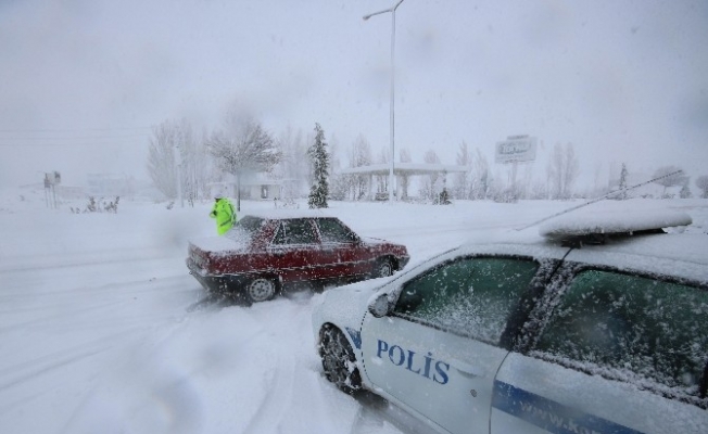 Konya-Isparta karayolu yoğun kar yağışı ve tipi nedeniyle ulaşıma kapatıldı