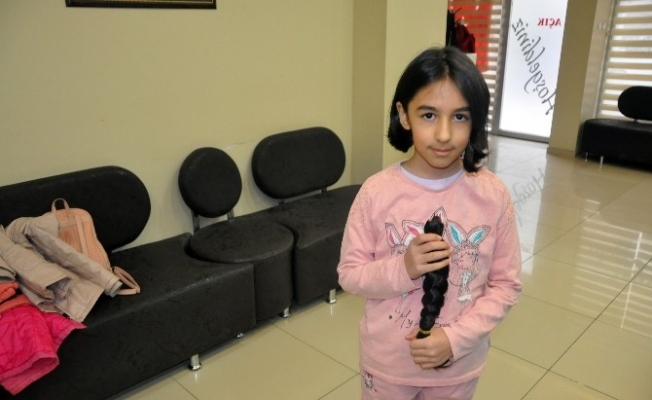 9 yaşındaki kız saçlarını kanser hastalarına bağışladı