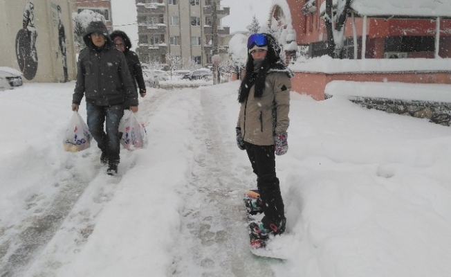 Şehrin merkezinde snowboard keyfi