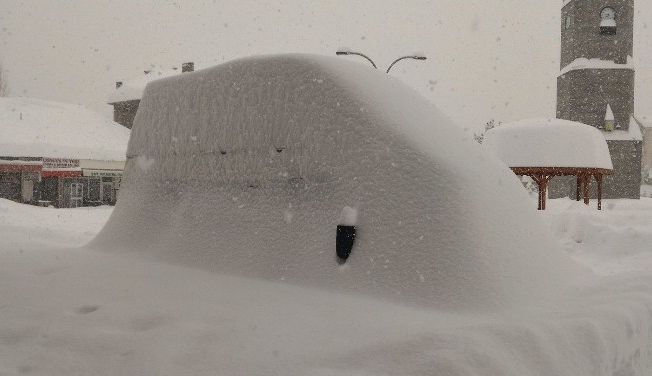 Tokat’ta otomobiller kar altına kaldı, 351 köy yolu ulaşıma kapandı