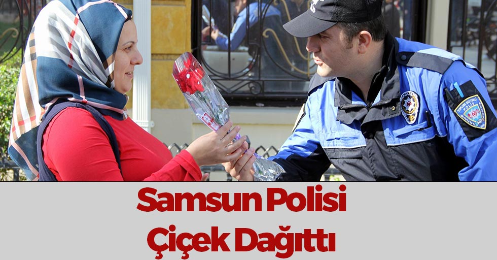 Samsun'da Polis Çiçek Dağıttı