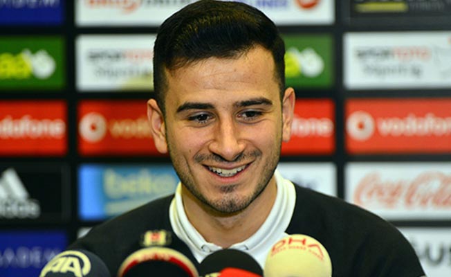 Beşiktaş oyuncuyla sözleşmeyi imzalıyor