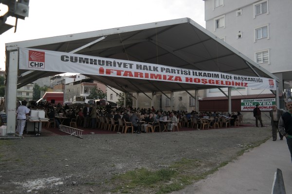 CHP Samsun'da iftar çadırı kurdu