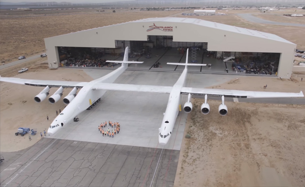 Dünyanın en büyük uçağı görücüye çıktı