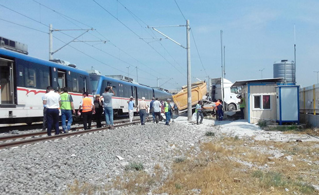 İzmir'de kamyonla tren çarpıştı: 10 yaralı