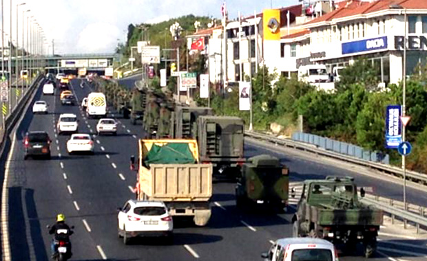 İstanbul E-5'teki askeri konvoy dikkat çekti