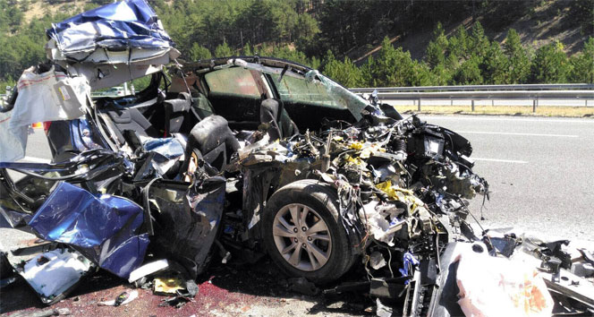 Düğüne giden araç kaza yaptı: 5 kişi öldü 