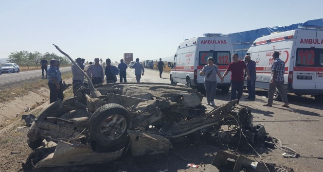 TIR ile çarpıştı, hurdaya dönen araçta 2 kişi yaralandı 