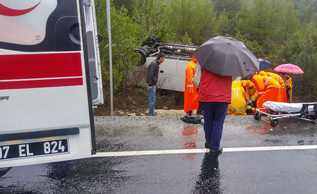 Antalya'da tur otobüsü devrildi: 20 yaralı