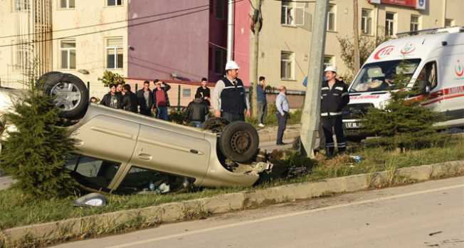 Sinop'ta kaza yapan araç ters döndü