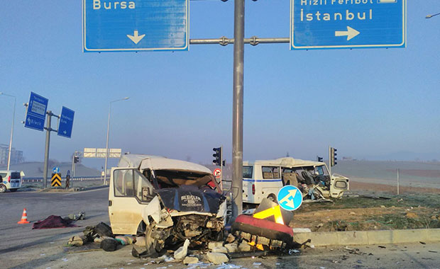 Bursa'da korkunç kaza: 3 ölü, 32 yaralı