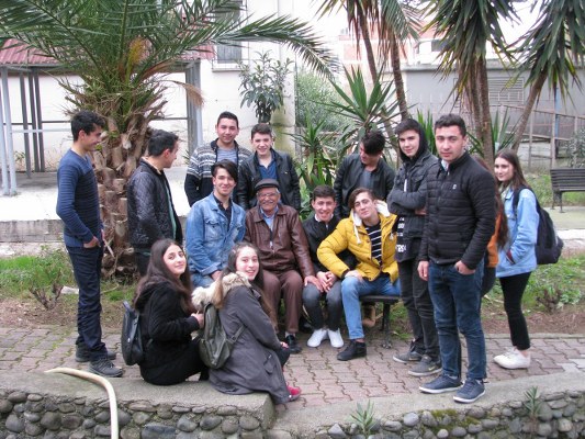 Samsun'da öğrenciler Huzurevi sakinlerini ziyaret etti
