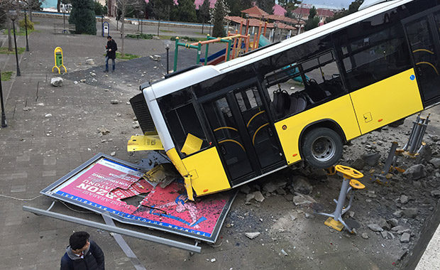 Trabzon'da belediye otobüsü çocuk parkına uçtu