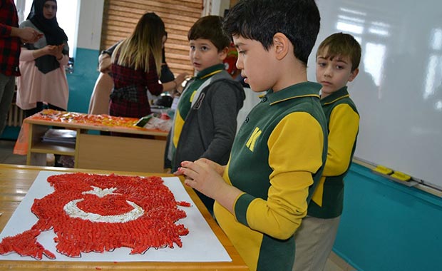 Samsun'da öğrenciler makarnadan Türkiye haritası yaptı