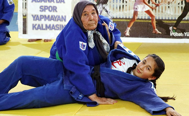 80 yaşında judoya merak sardı
