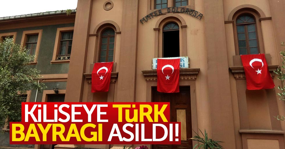 Katolik Kilisesine Türk bayrakları asıldı