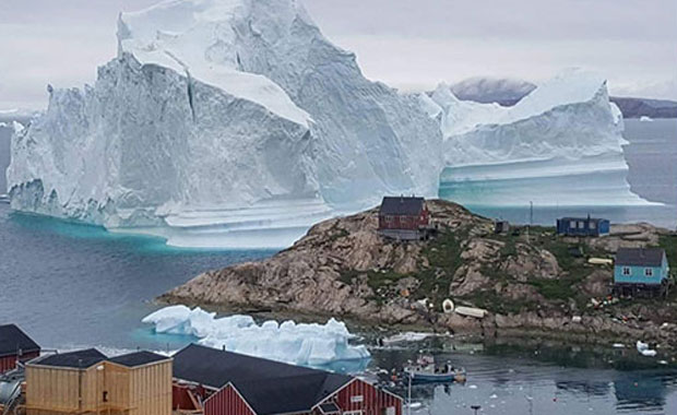 Sahil köyünde buz parçası tehlikesi