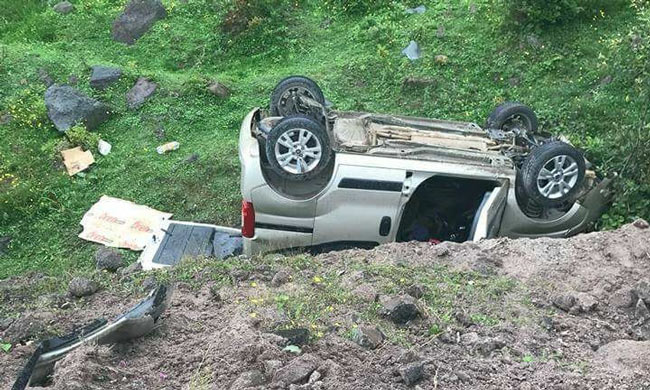 Türbe ziyaretine giden araç kaza yaptı: 1 ölü, 4 yaralı