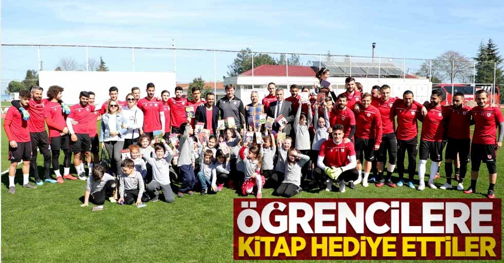 Samsunsporlu futbolcular öğrencilere kitap hediye ettiler 