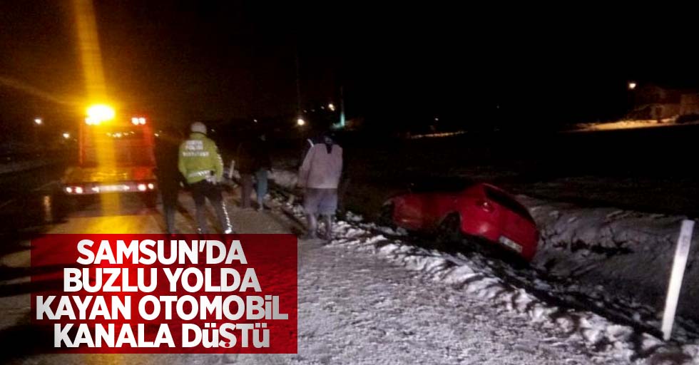 Samsun'da buzlu yolda kayan otomobil kanala düştü