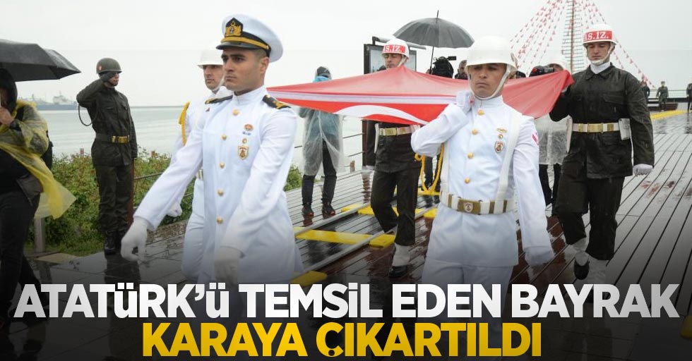 Atatürk’ü temsil den bayrak karaya çıkartıldı