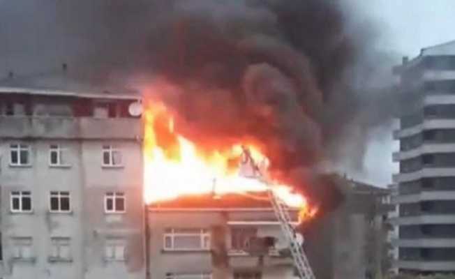 Rize’de binanın çatısında çıkan yangın paniğe neden oldu