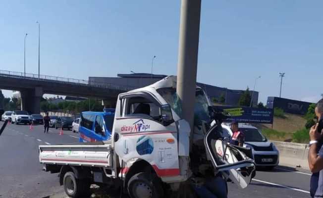 Yalova’da yön tabelası direğine çarpan kamyonetin sürücüsü yaralandı