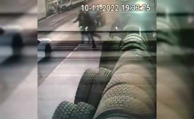 İzmir’de otomobile çarpan tır otobüs durağına daldı: 3’ü ağır 5 yaralı