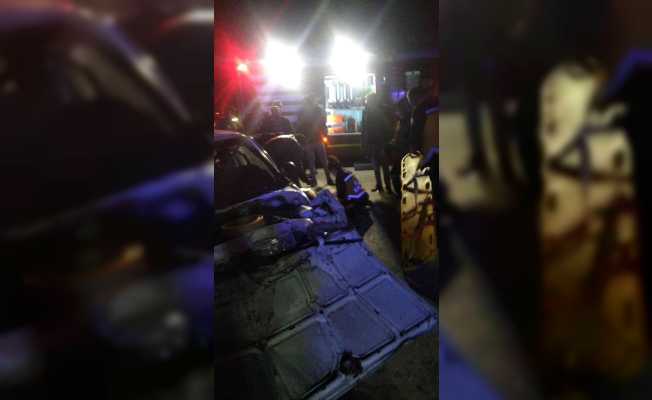 İzmir’de iki araç kafa kafaya çarpıştı: 4 yaralı