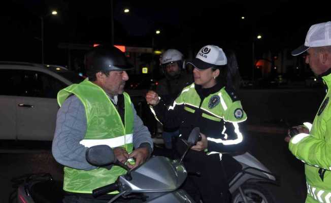 Trafik ekipleri, 2 tekerlekli sürücülere reflektif yelek dağıttı