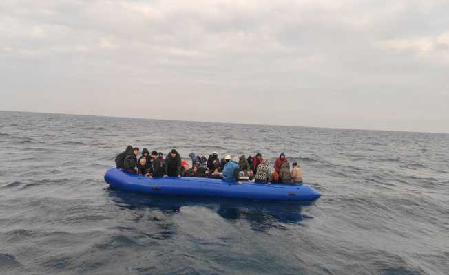 Yunan unsurları tarafından ölüme terk edilen 118 kaçak göçmen Sahil Güvenlik ekiplerince kurtarıldı