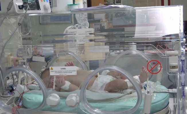 Burdur’da kapı önüne terk edilen bebeğin tedavisi yoğun bakımda devam ediyor