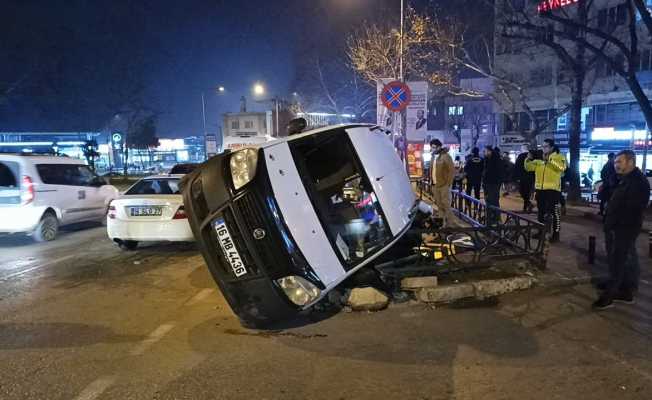 Bursa’da hafif ticarî araç yan yattı