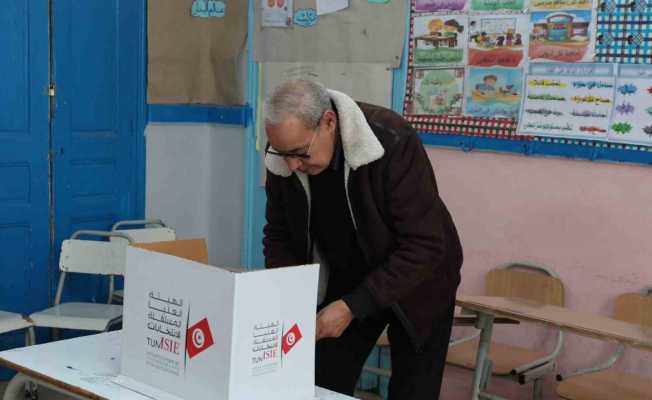 Tunus’ta halk parlamento seçimlerinin 2’nci turunda sandık başında