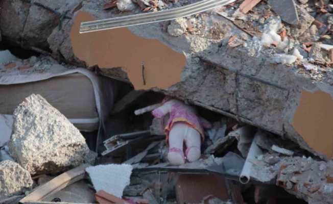 Depremin merkez üssünde yürek burkan fotoğraf: Oyuncak bebekte enkaz altında kaldı