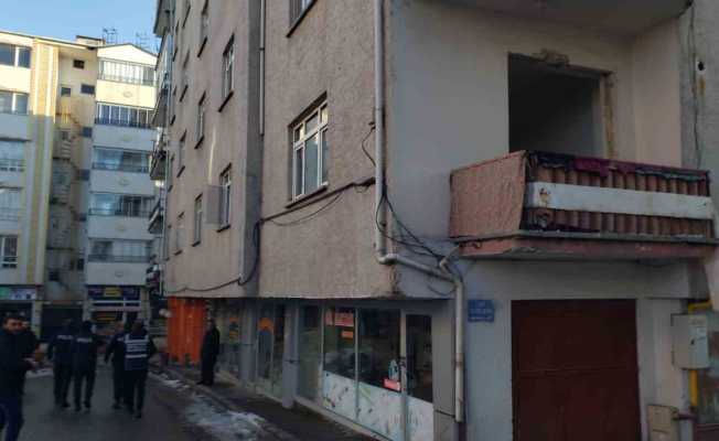 Karakoçan’da ağır hasarlı 11 binada boşaltma işlemi sürüyor