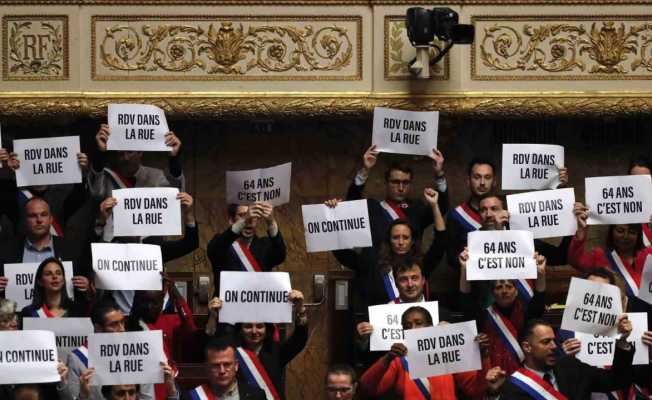 Fransa’da Macron hükümeti gensoru önergesinde kıl payı kurtuldu