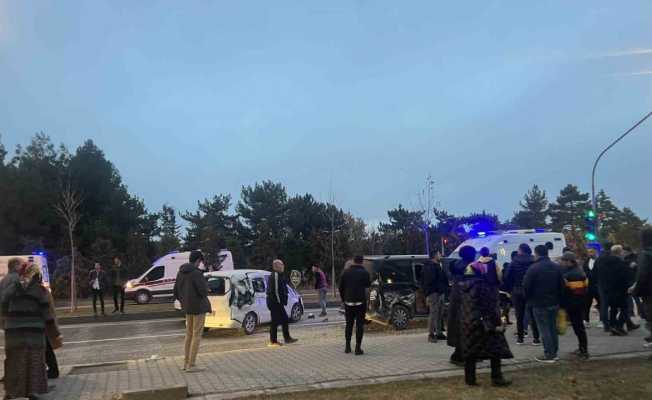 Nevşehir’de fireni patlayan kamyon araçlara çarptı: 6 yaralı