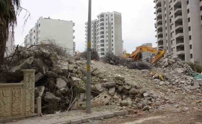 Mersin’de depremde ağır hasar alan bina yıkıldı