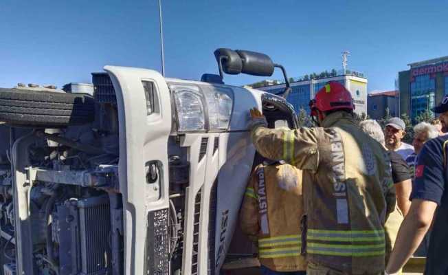 Ataşehir’de iki kamyon çarpıştı, sürücü devrilen araç içinde sıkıştı