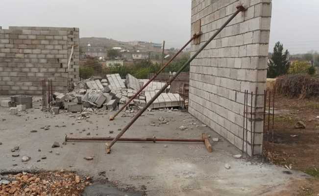 Mardin’de şiddetli rüzgarda inşaat halindeki ev yıkıldı