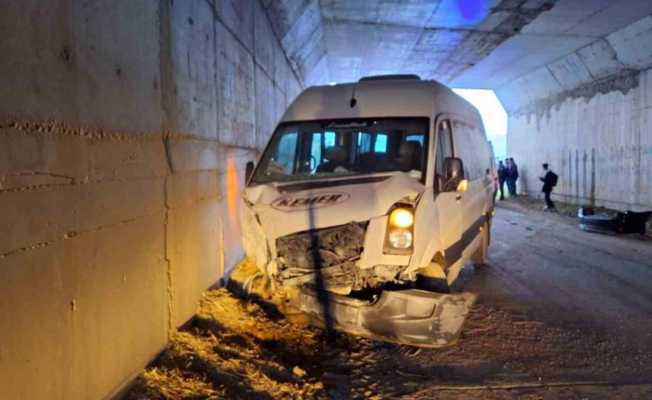 Burdur’da öğrenci servisi ile otomobil çarpıştı 14 yaralı