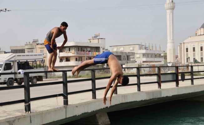 Adana’da gençlerin sulama kanallarında tehlikeli serinliği sürüyor