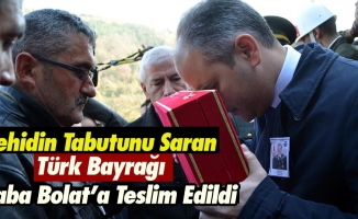 Acılı Baba Türk Bayrağını Teslim Aldı