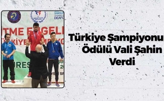 Türkiye Şampiyonu Ödülünü Vali Şahin'in Elinden Aldı
