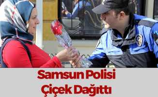 Samsun'da Polis Çiçek Dağıttı