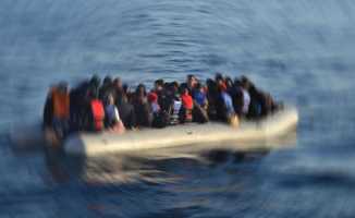 113 göçmeni taşıyan bot sulara gömüldü
